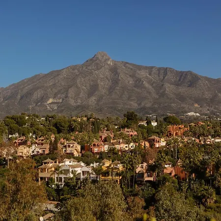 With Large Terrace, Swimming Pool And Areas, Next To Puerto Banus アパート マルベーリャ