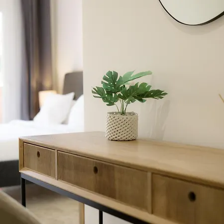 With Large Terrace, Swimming Pool And Areas, Next To Puerto Banus アパート