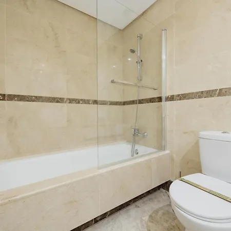 With Large Terrace, Swimming Pool And Areas, Next To Puerto Banus アパート *