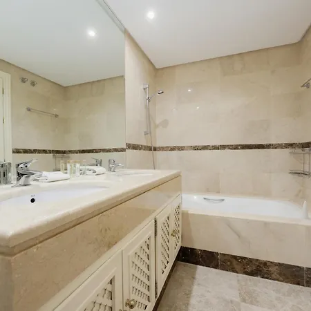 Апартаменты With Large Terrace, Swimming Pool And Areas, Next To Puerto Banus