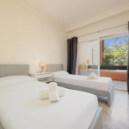 With Large Terrace, Swimming Pool And Areas, Next To Puerto Banus アパート