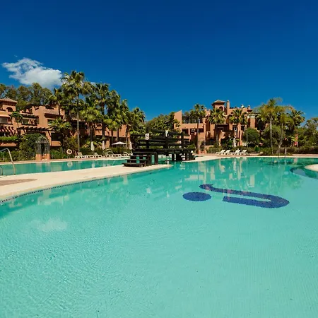 Apartment With Large Terrace, Swimming Pool And Areas, Next To Puerto Banus Marbella