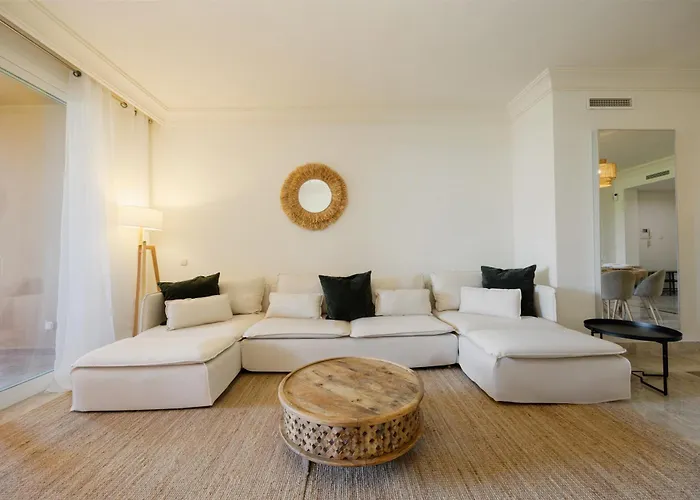 Apartmán With Large Terrace, Swimming Pool And Areas, Next To Puerto Banus Marbella