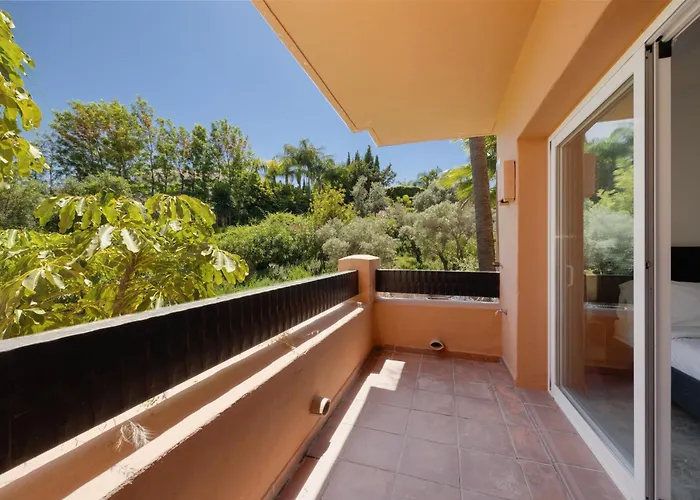 Apartmán With Large Terrace, Swimming Pool And Areas, Next To Puerto Banus *