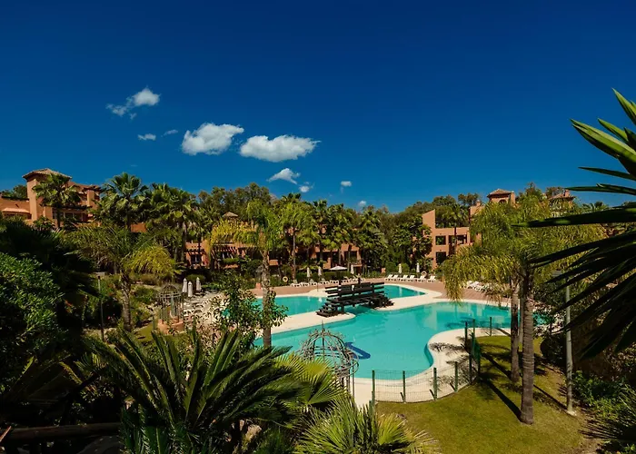 Apartmán With Large Terrace, Swimming Pool And Areas, Next To Puerto Banus *