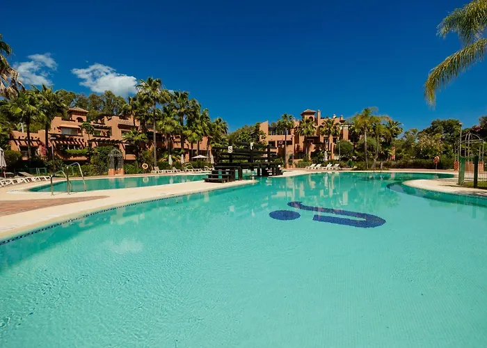 Apartmán With Large Terrace, Swimming Pool And Areas, Next To Puerto Banus Marbella